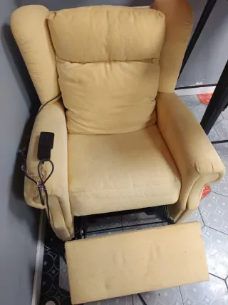 Sillón reclinable eléctrico beige.