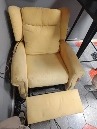 Sillón reclinable eléctrico beige.
