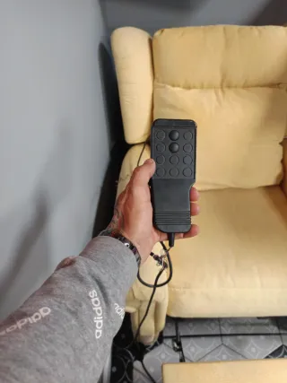 Sillón reclinable eléctrico beige.