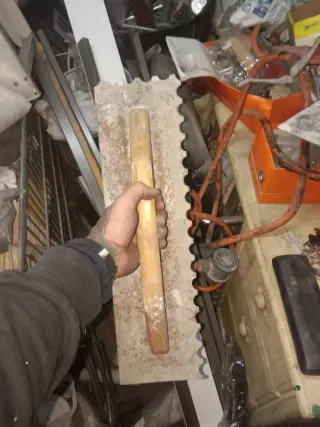 Paleta llana dentada para albañilería