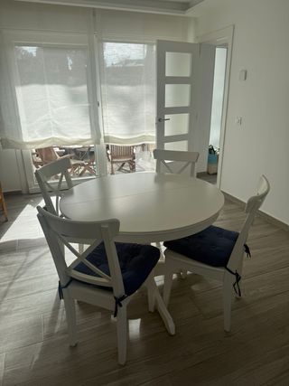 Mesa extensible redonda blanca Ikea con Sillas