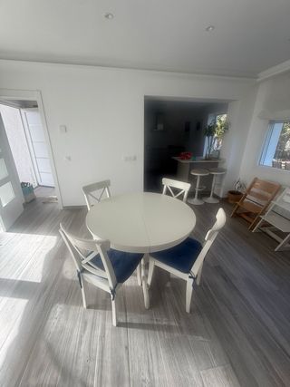 Mesa extensible redonda blanca Ikea con Sillas