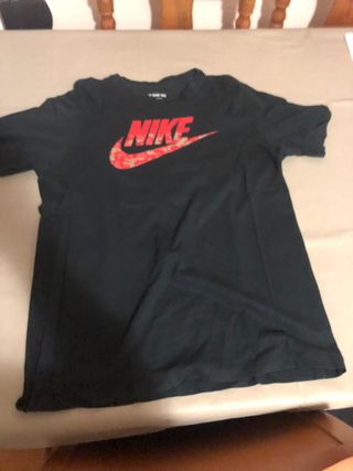 Camiseta Nike Negra Logo Rojo