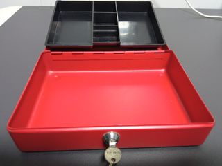 Caja de caudales roja con llave