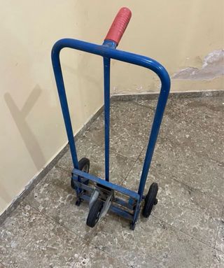 Carretilla azul con ruedas