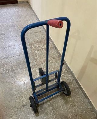 Carretilla azul con ruedas