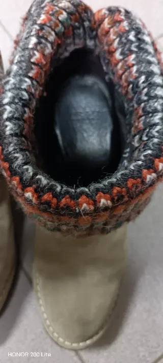 Stivali beige con dettagli multicolor