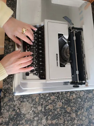 Máquina de escribir Olivetti DORA