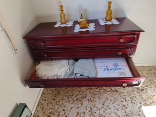 Cómoda granate lacada y espejo a juego