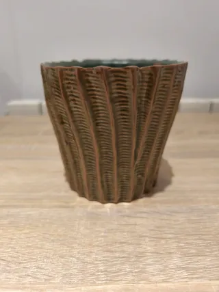 Jarrón de porcelana marrón y verde