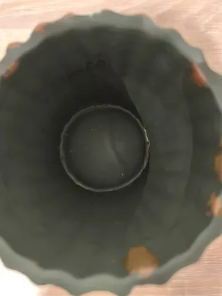 Jarrón de porcelana marrón y verde