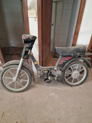 Vespino Moped Negro y Rojo