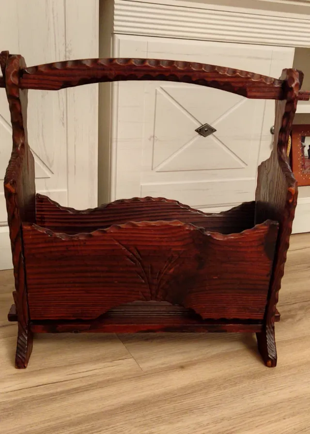 Revistero antiguo de madera maciza tallada