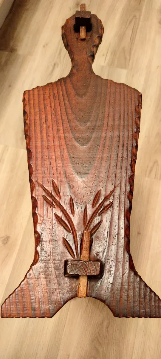 Revistero antiguo de madera maciza tallada