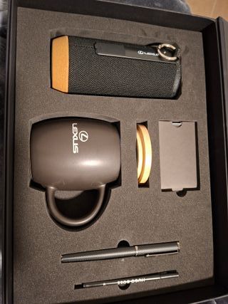 Caja Lexus: Taza, Bolígrafo y Altavoz