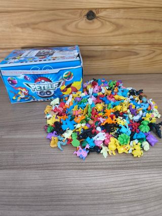 Caja Pokemon: 24 Pokeballs + 48 Muñecos Pokemon.