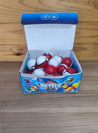 Caja Pokemon: 24 Pokeballs + 48 Muñecos Pokemon.