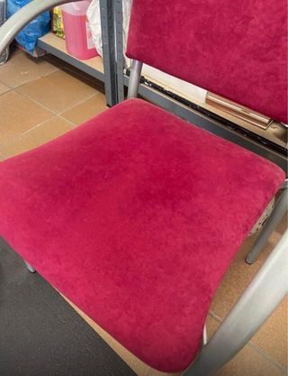 2 sillas de oficina roja y plateada