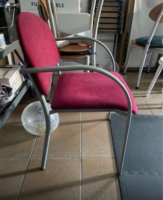 2 sillas de oficina roja y plateada