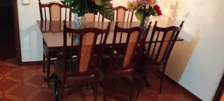 Mesa de comedor de madera y cuero