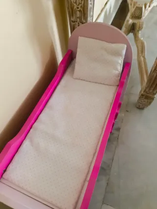 Cuna de juguete rosa