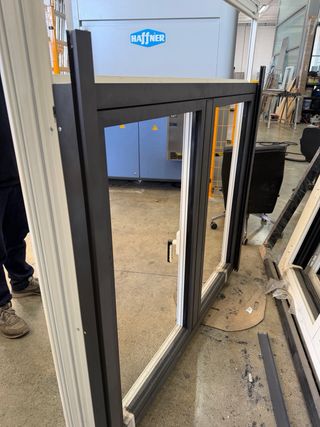 Ventanas de aluminio Cortizo bicolor blanco/7016