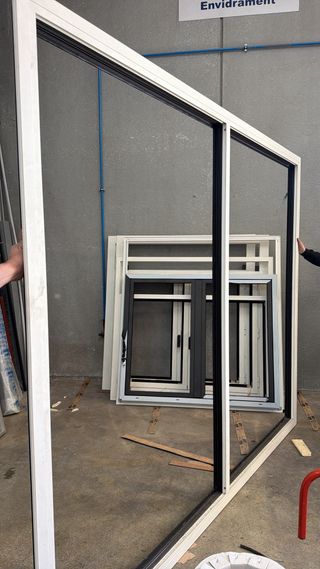 Ventanas de aluminio Cortizo bicolor blanco/7016