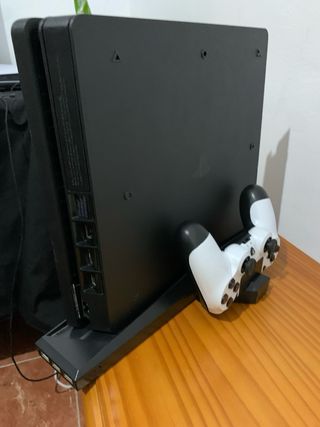 PS4 (PlayStation 4) con 3 mandos