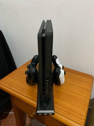 PS4 (PlayStation 4) con 3 mandos