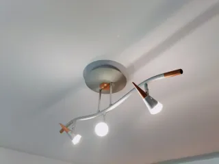 Lámpara de techo moderna metal y madera 3 focos