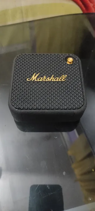 Altavoz Marshall Negro y Dorado