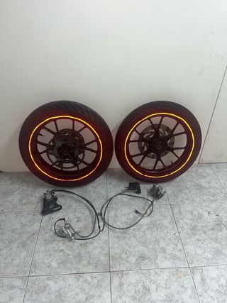 Ruedas de moto con discos y pinzas
