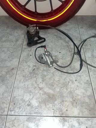 Ruedas de moto con discos y pinzas