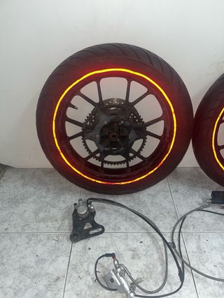 Ruedas de moto con discos y pinzas