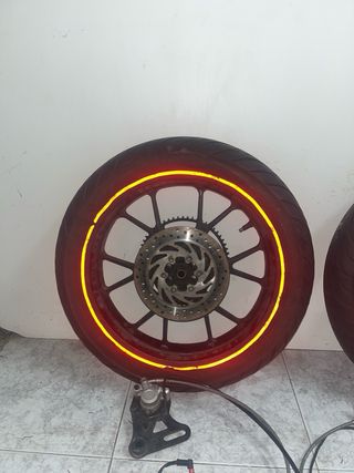 Ruedas de moto con discos y pinzas