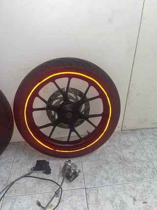 Ruedas de moto con discos y pinzas