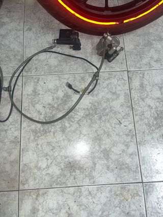 Ruedas de moto con discos y pinzas