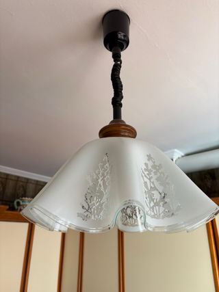 Lámpara colgante de cristal y madera