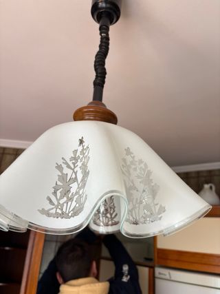 Lámpara colgante de cristal y madera