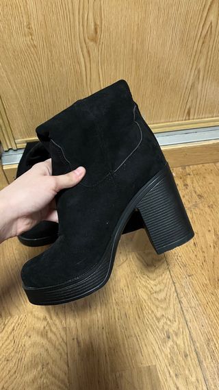 Botas altas negras de tacón.