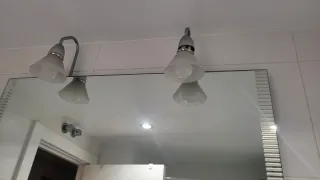 Mueble de baño blanco y azul