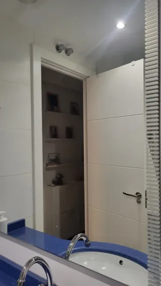 Mueble de baño blanco y azul