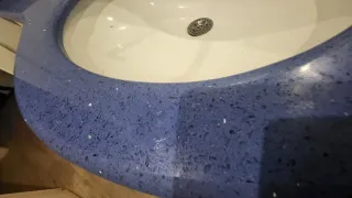 Mueble de baño blanco y azul