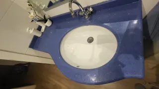 Mueble de baño blanco y azul