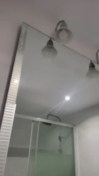 Mueble de baño blanco y azul