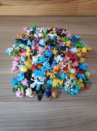 Caja Pokemon: 12 Pokeballs + 24 Muñecos Pokemon.