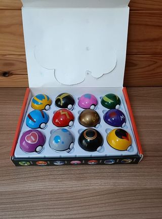 Caja Pokemon: 12 Pokeballs + 24 Muñecos Pokemon.
