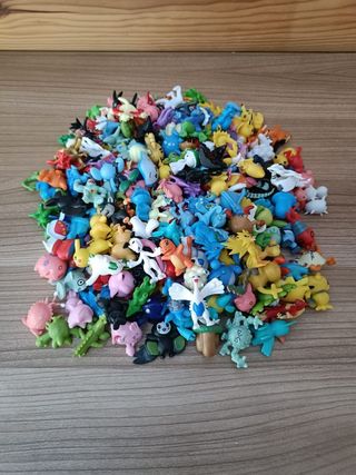 Caja Pokemon: 12 Pokeballs + 24 Muñecos Pokemon.