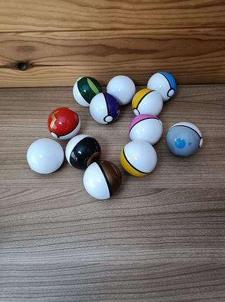 Caja Pokemon: 12 Pokeballs + 24 Muñecos Pokemon.
