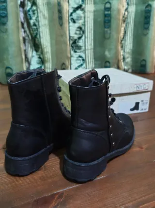 Botas negras con cordones y tachuelas